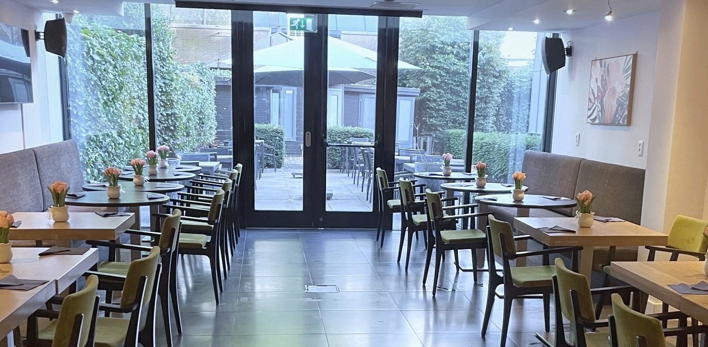 De zaal met uitzicht op de tuin
